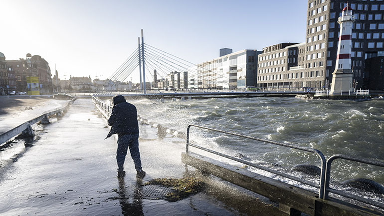 Χωρίς ρεύμα χιλιάδες σπίτια σε Δανία και Σουηδία από το πέρασμα καταιγίδας – Μια γυναίκα έχασε τη ζωή της